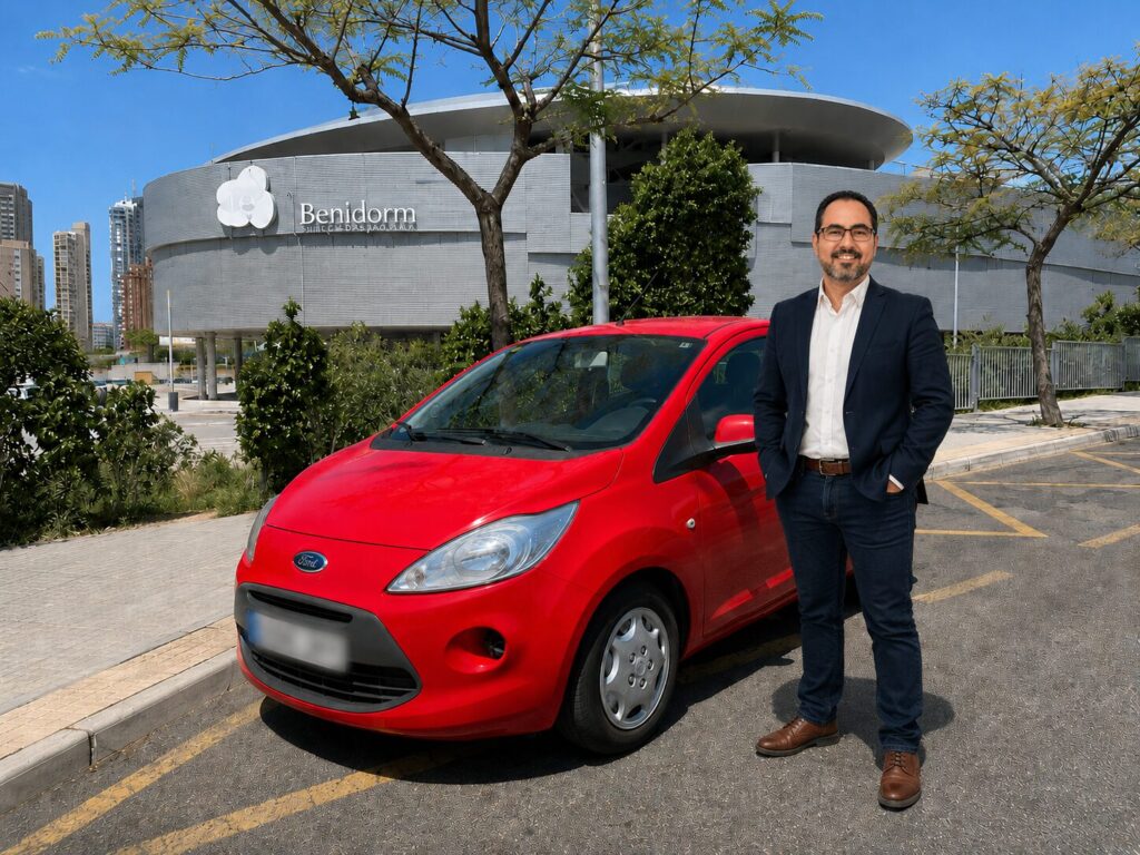 Samuel junto al Ford Ka en Benidorm